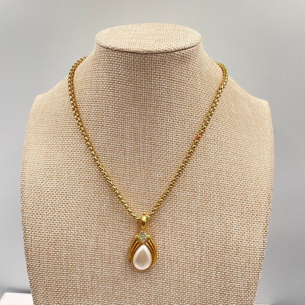 VTG Gold-Tone Mother of Pearls Rhinestone Embellished Teardrop Pendant Necklace